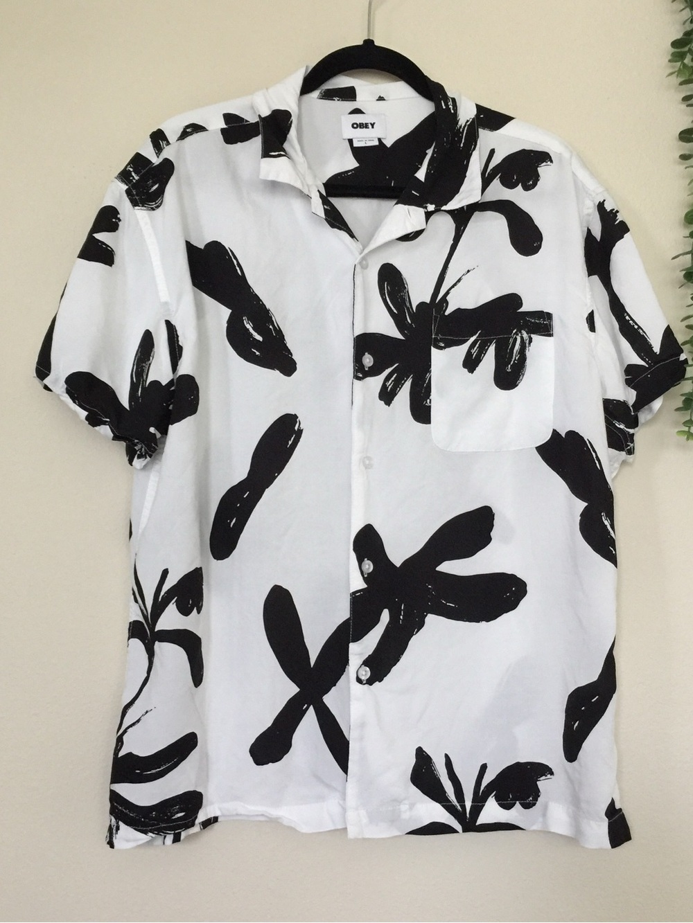 Obey Men’s Black & White Bold Floral Short-Sleeve Button-Up Shirt